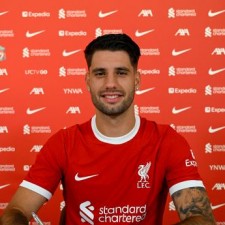 Liverpool contrata atacante alto pelo segundo ano consecutivo